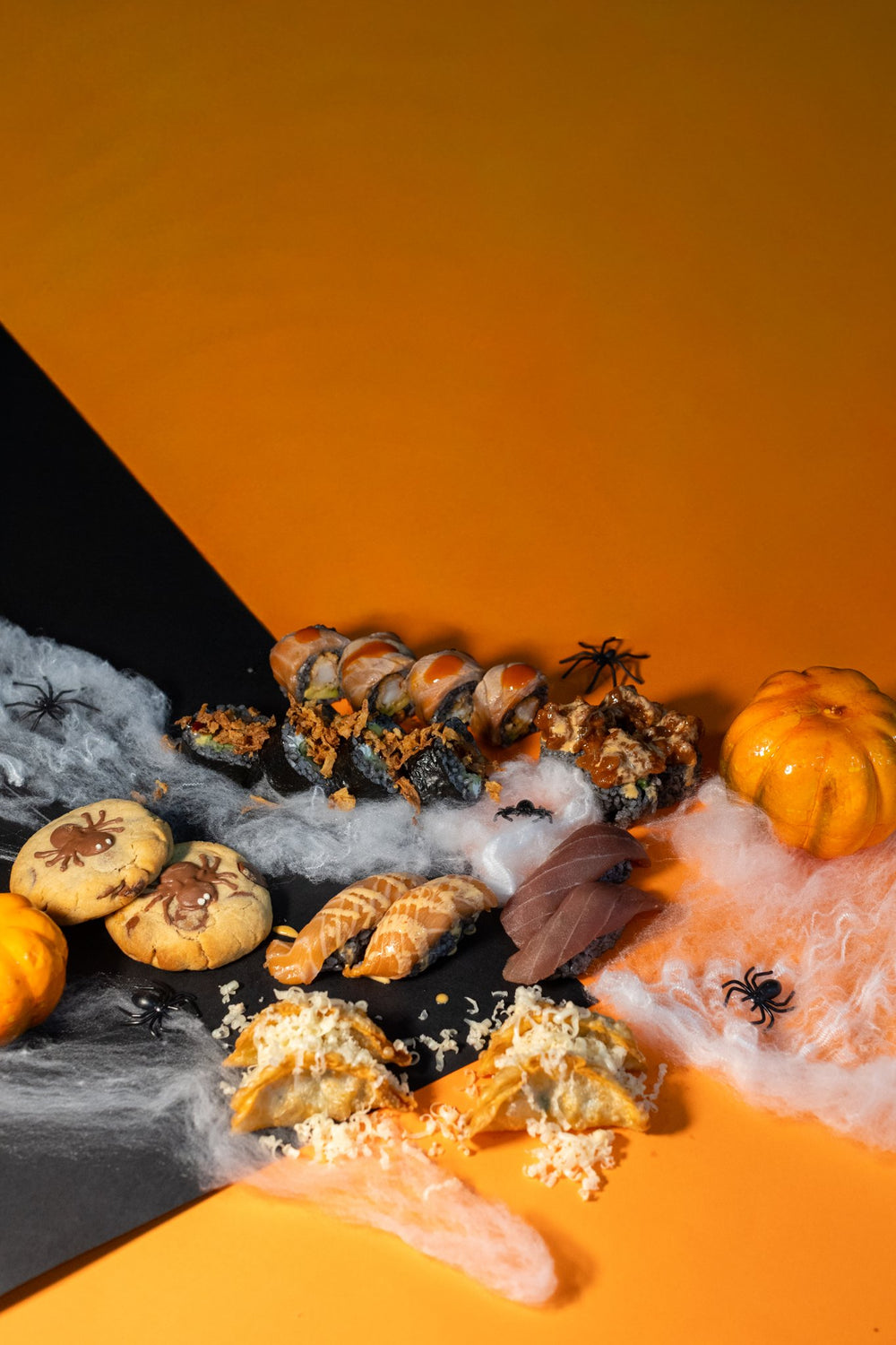 Menú Halloween de Llama a Sushi con uramakis, nigiris, gyozas y galletas