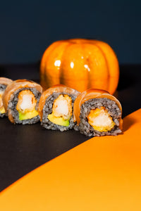 Uramaki Annabelle de arroz negro con gamba tempurizada y salmón
