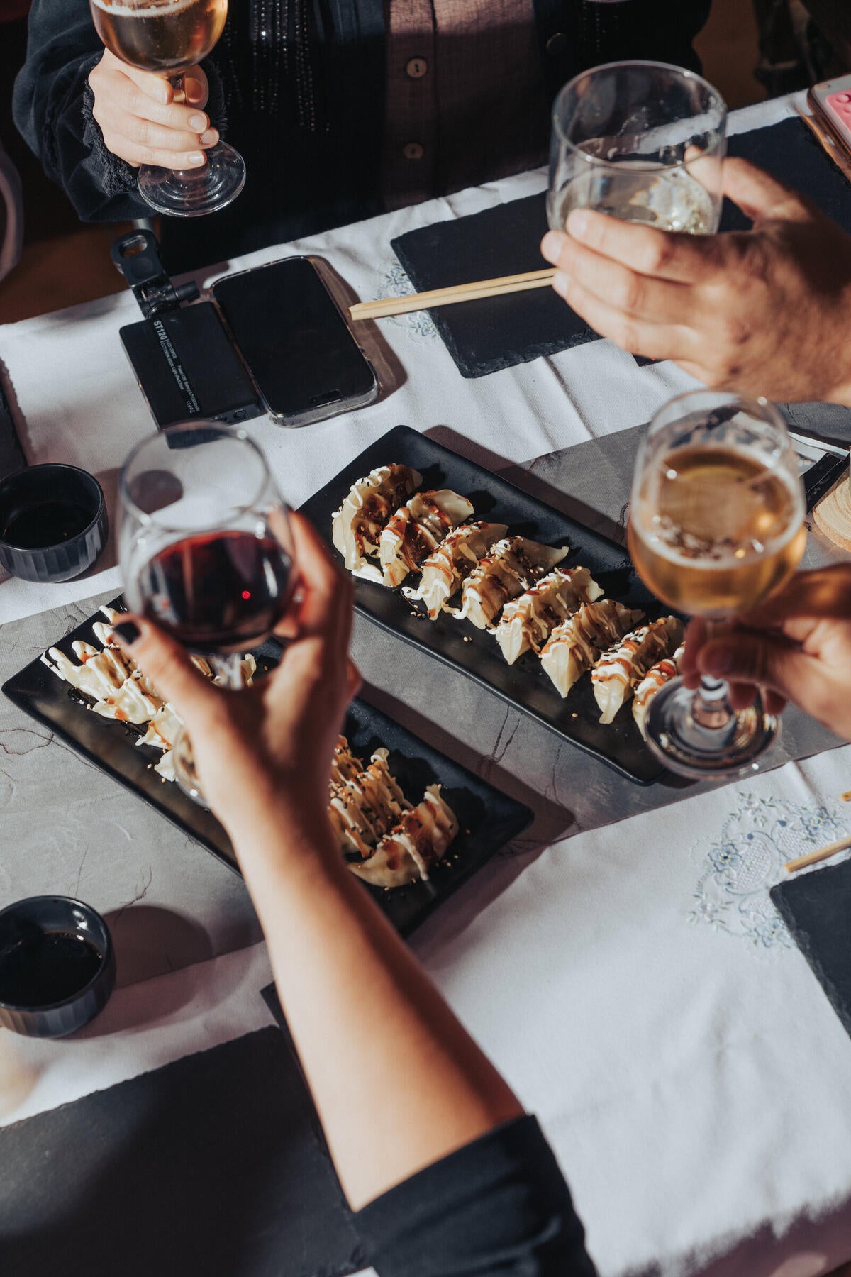 Chef de Llama a Sushi preparando sushi